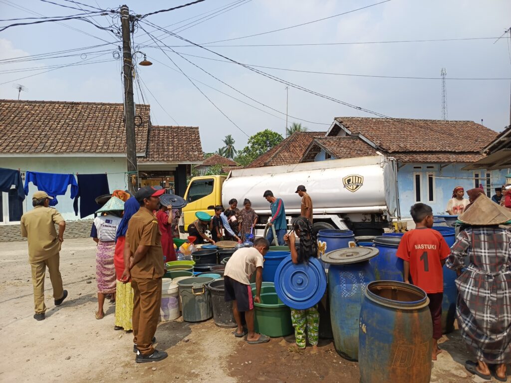 Pemerintah Desa Kalumpang memberikan Bantuan Air Bersih di Kp. Ranca Kalahang